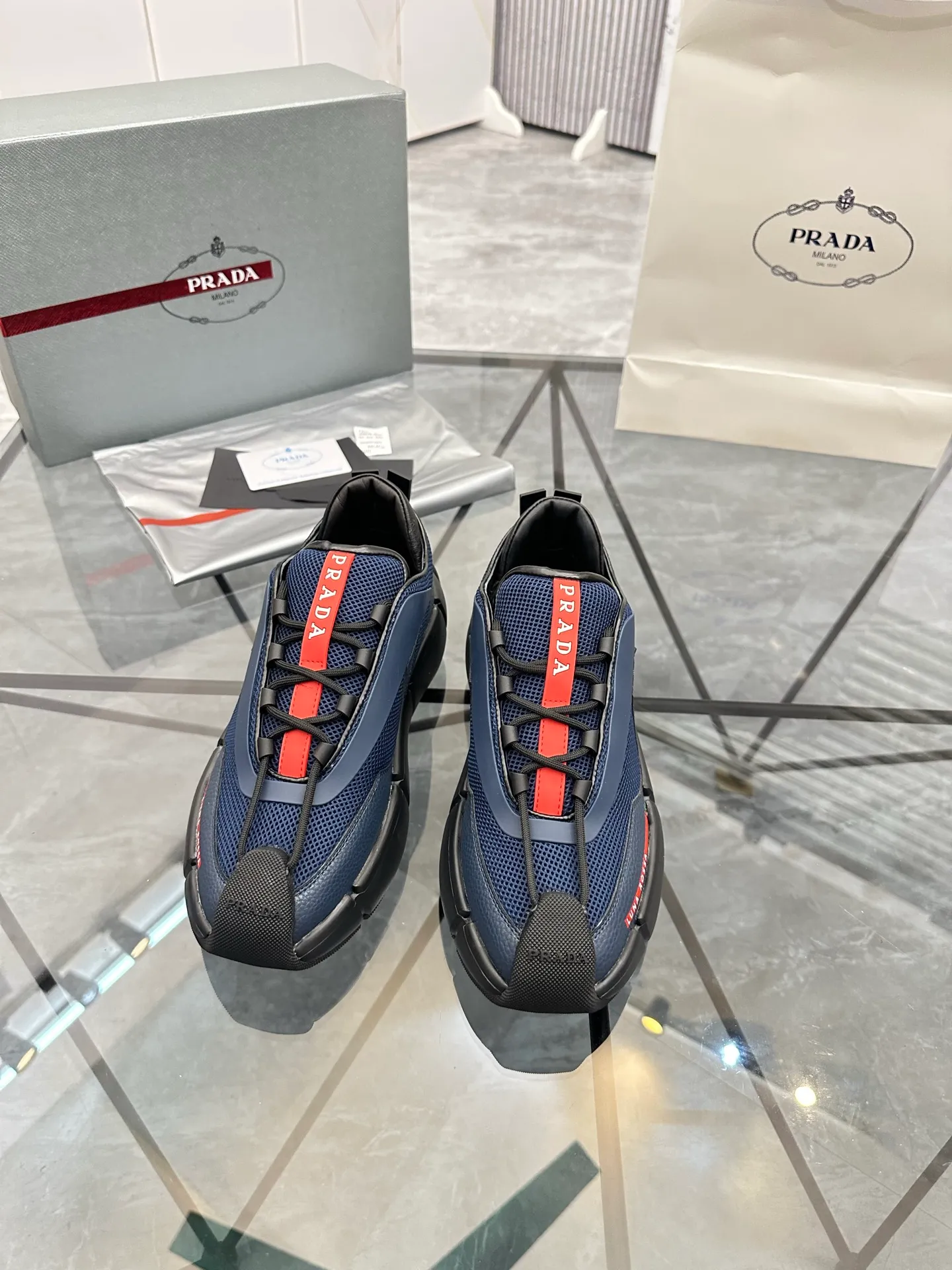 Men's shoes: 💰P500¥ High-end, complete package Product trademark: Prada *"Prada*" low-top casual shoes Regular size: 38-44 (can be customized to 45.46) Couple style Product materials: Upper imported cowhide stitched with original fabric, sheepskin lining, original outsole. Number: 846